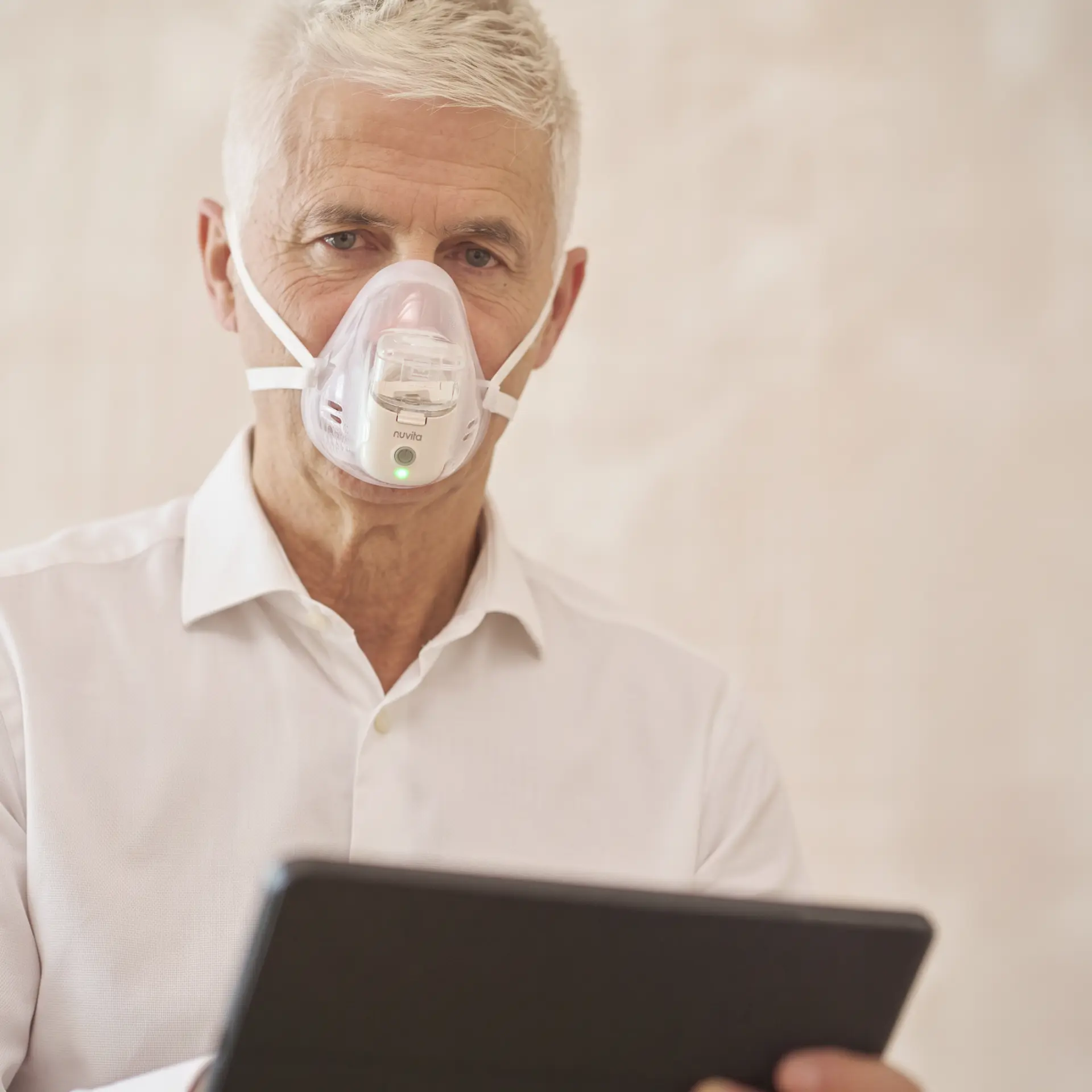 Uomo con tablet che utilizza l'aerosol mesh indossabile