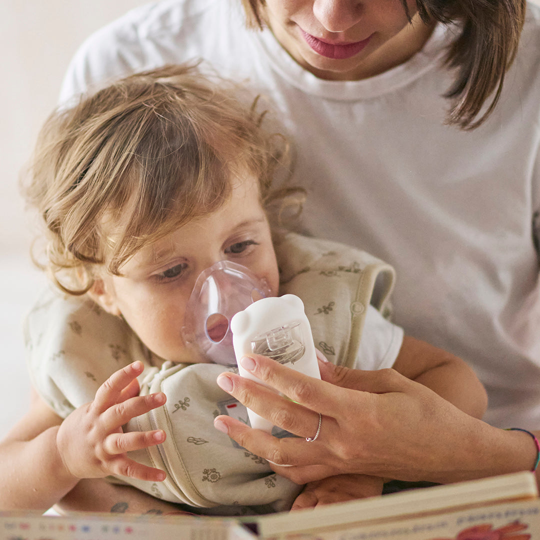 Mamma con bambino durante la terapia con aerosol