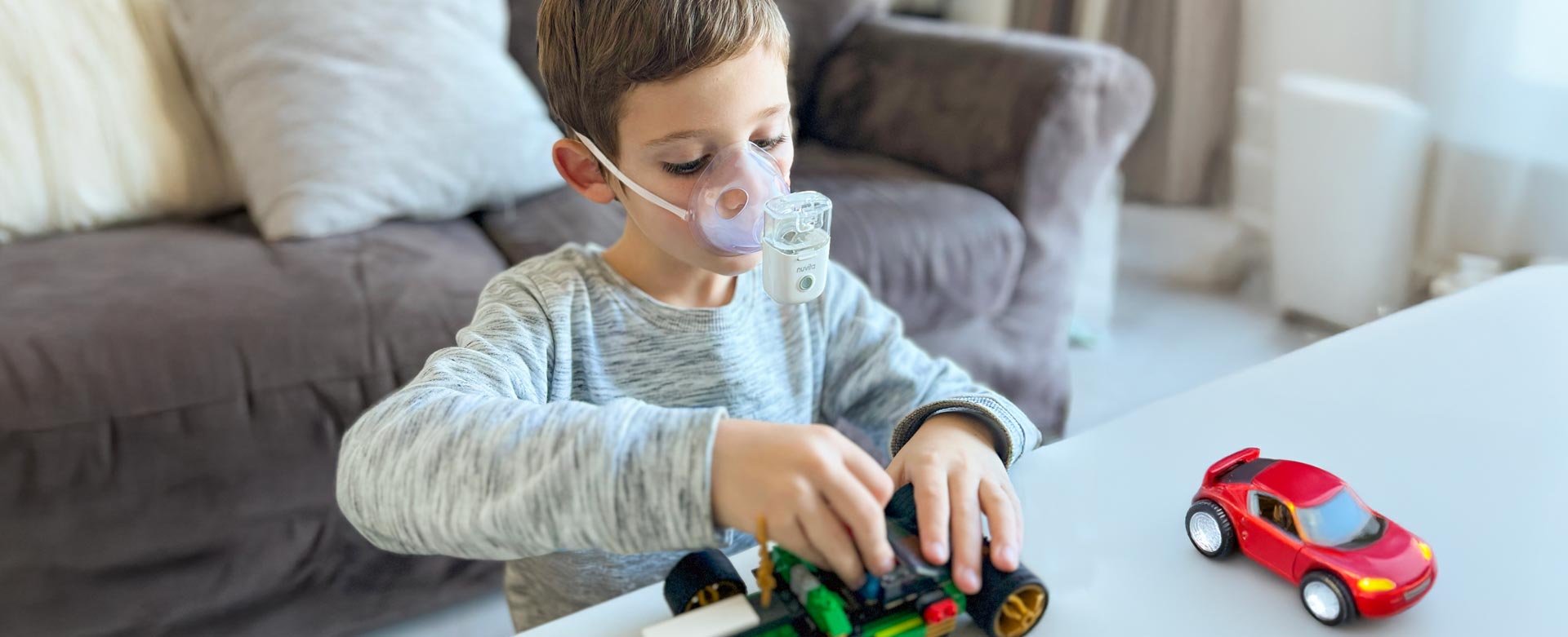 Bambino che gioca indossando la mascherina dell'aerosol mesh NuvitaMed